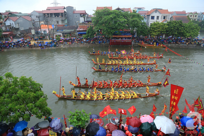 Thuỷ chiến ngay trên sông trong lễ hội đua thuyền làng Đăm Thuỷ chiến ngay trên sông trong lễ hội đua thuyền làng Đăm